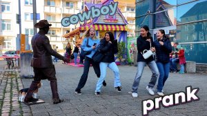 Смеёмся над новыми реакциями прохожих на оживший памятник!