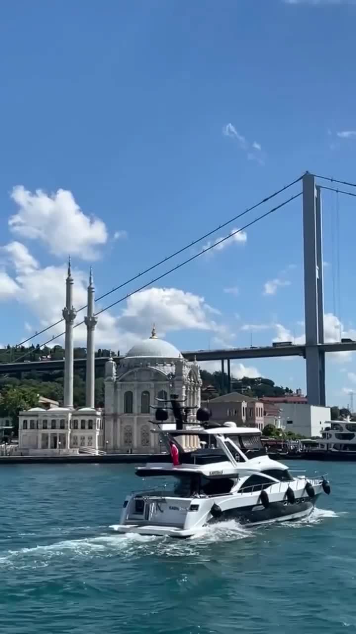 Названный в честь прежнего названия района Каракей, Галатский мост перекинут через Золотой Рог в ... смотреть онлайн