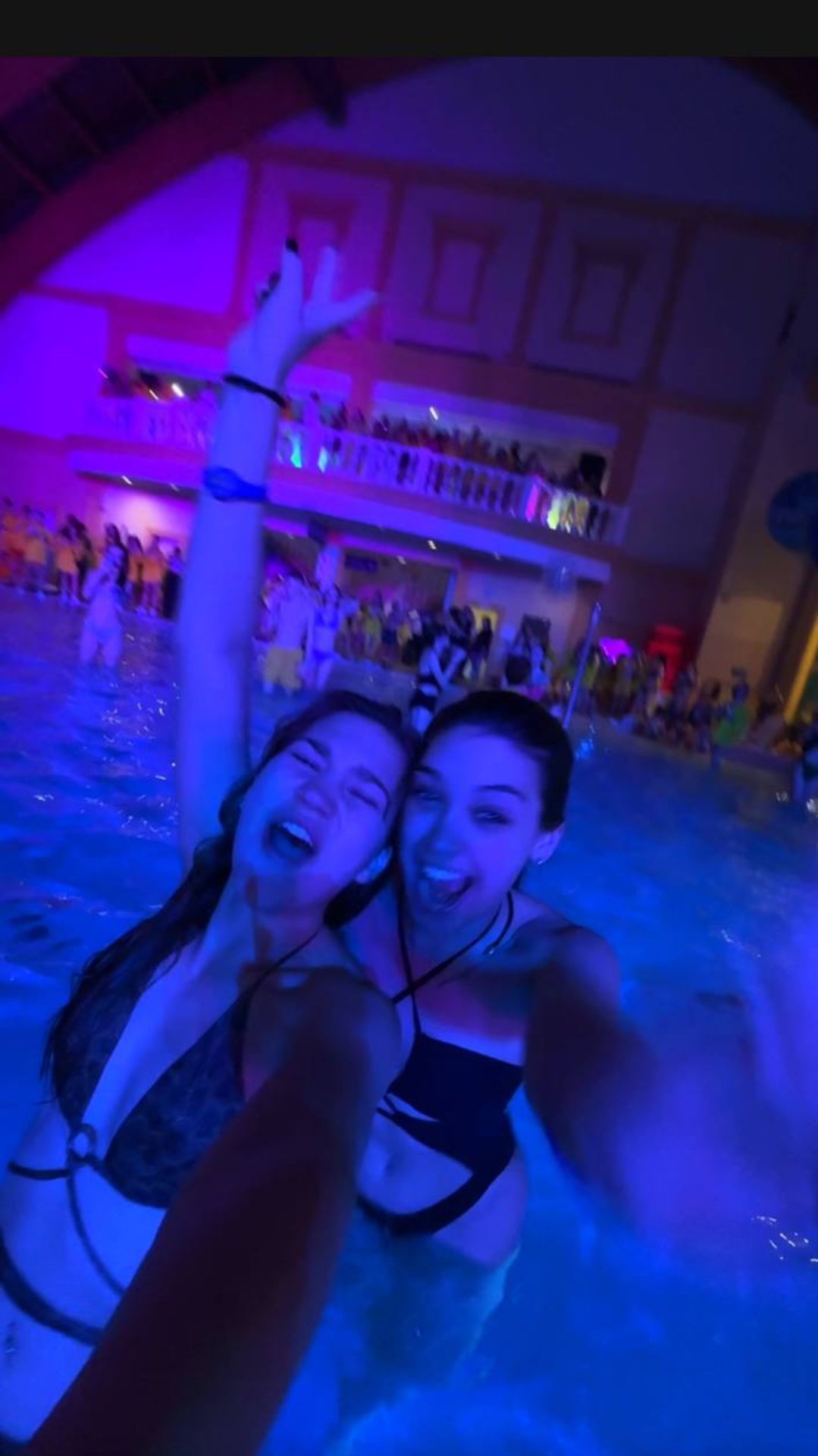 Мне заплатили за тусовку с блогерами 🤯🪩 смотреть онлайн