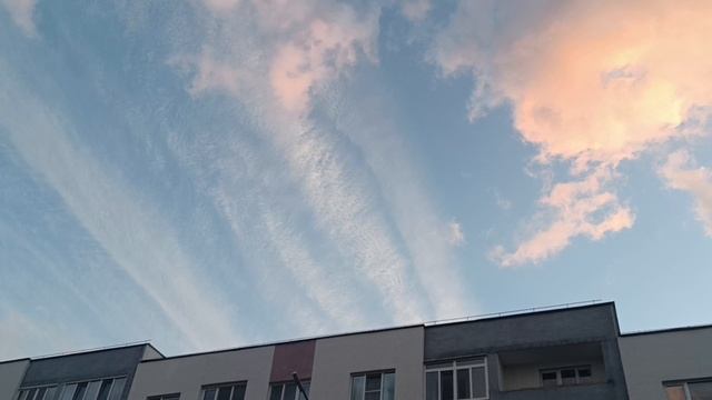 Поздравляю вас с праздником. Этот день встречи осени с зимой. Сегодня вот такое небо, необычное. смотреть онлайн