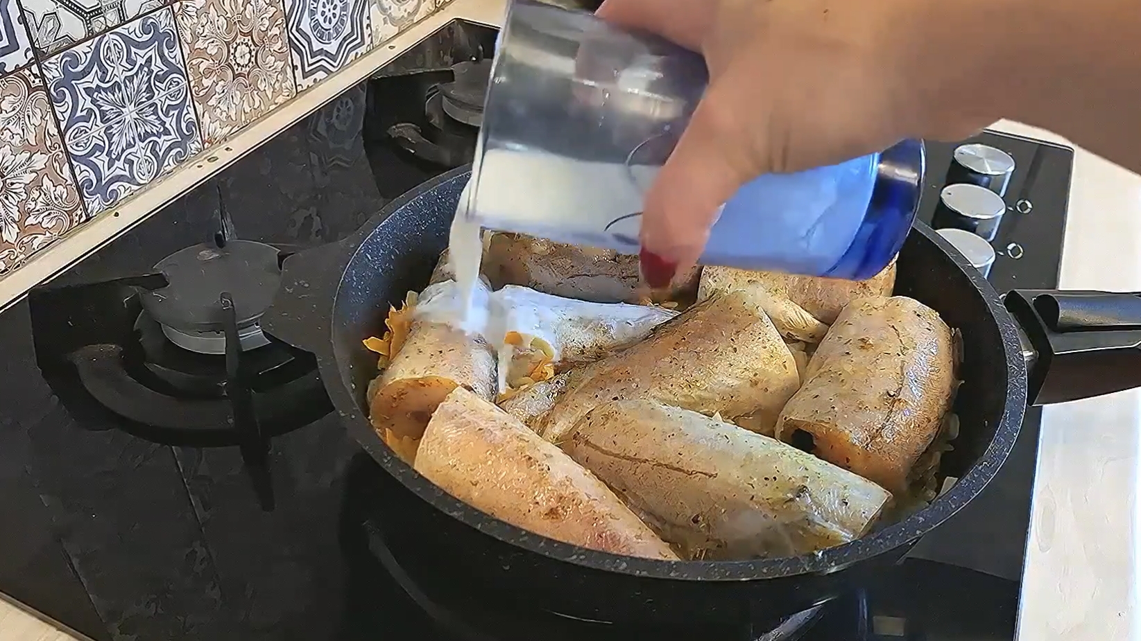 Сочный минтай на сковороде. Простой рецепт 🍲. смотреть онлайн