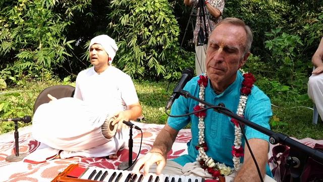 2025.10.12 01 Bada Hari prabhu kirtan смотреть онлайн