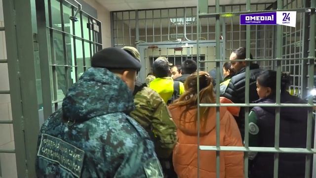 Что произошло. 10.10.25. 2 человека погибли в ДТП под Сургутом. Одна из машин загорелась смотреть онлайн