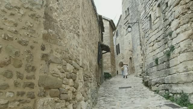Подъем к замку маркиза де Сада (Франция, Прованс, деревня Лакост). смотреть онлайн