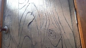 Отделка двери, декоративной штукатуркой.Имитация структуры дерева.