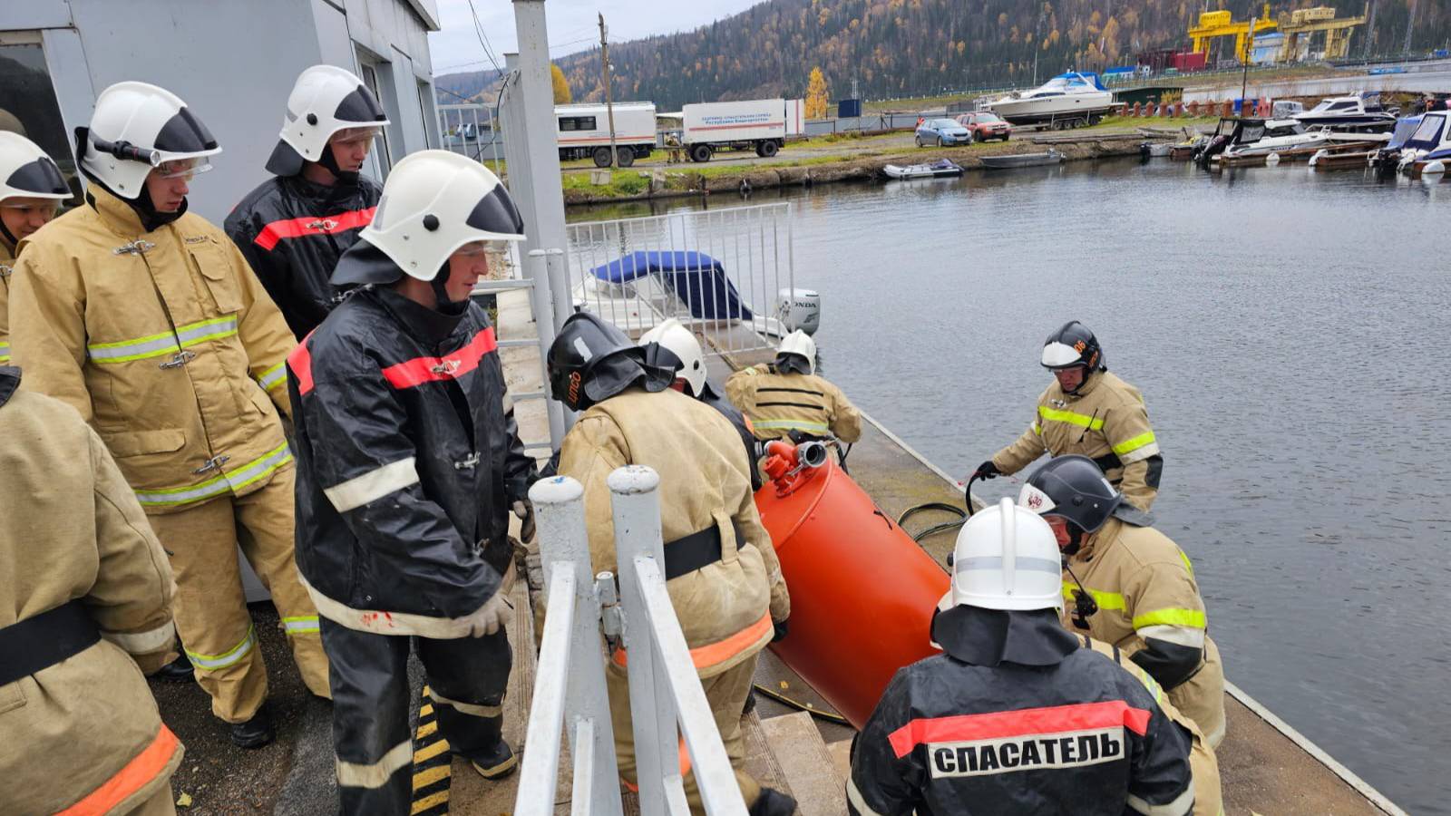 На Павловском водохранилище прошли учения по ликвидации разлива нефти смотреть онлайн