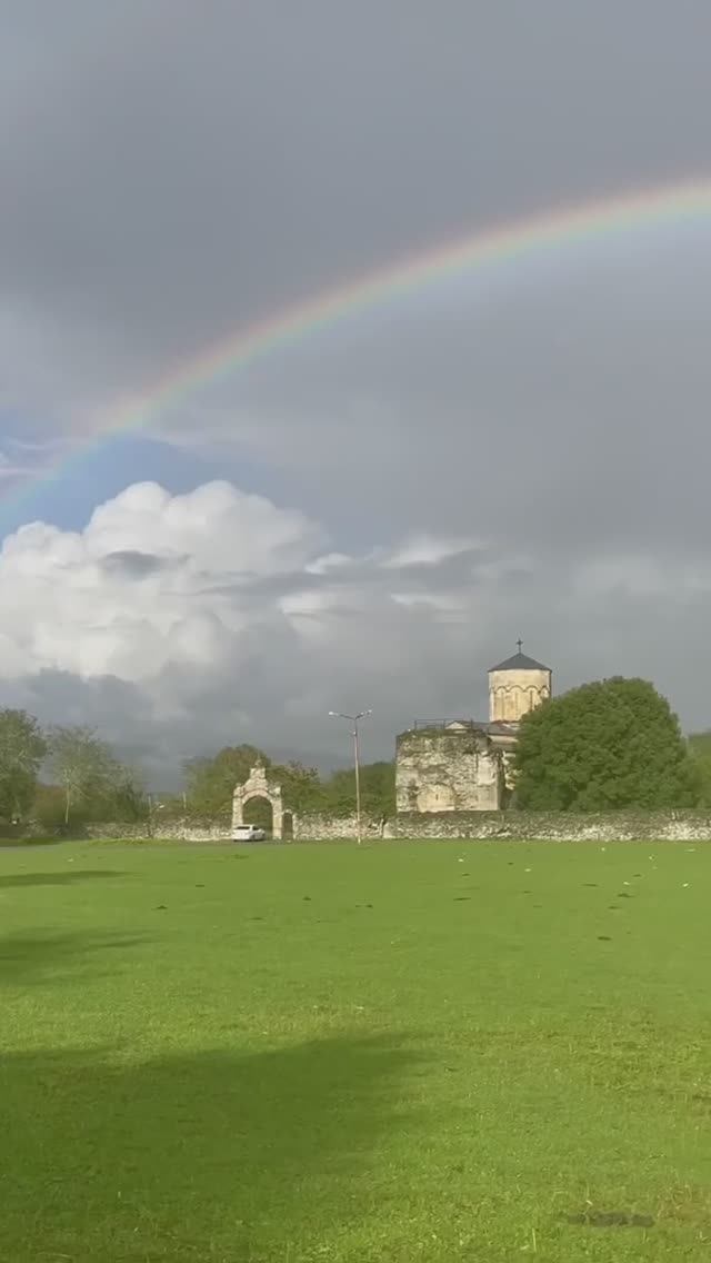 Яркая радуга над древним Моквским храмом X века в Абхазии смотреть онлайн