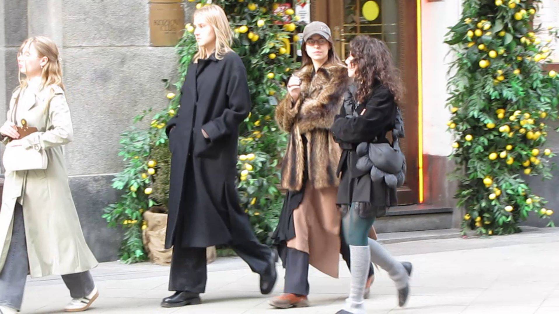 🔥 STREET STYLE в МОСКВЕ! Секрет московских модниц: Как оставаться стильной и модной в осенние дни смотреть онлайн