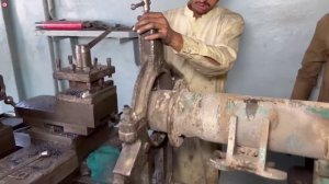 Процесс восстановления лопнувшей оси грузовика.