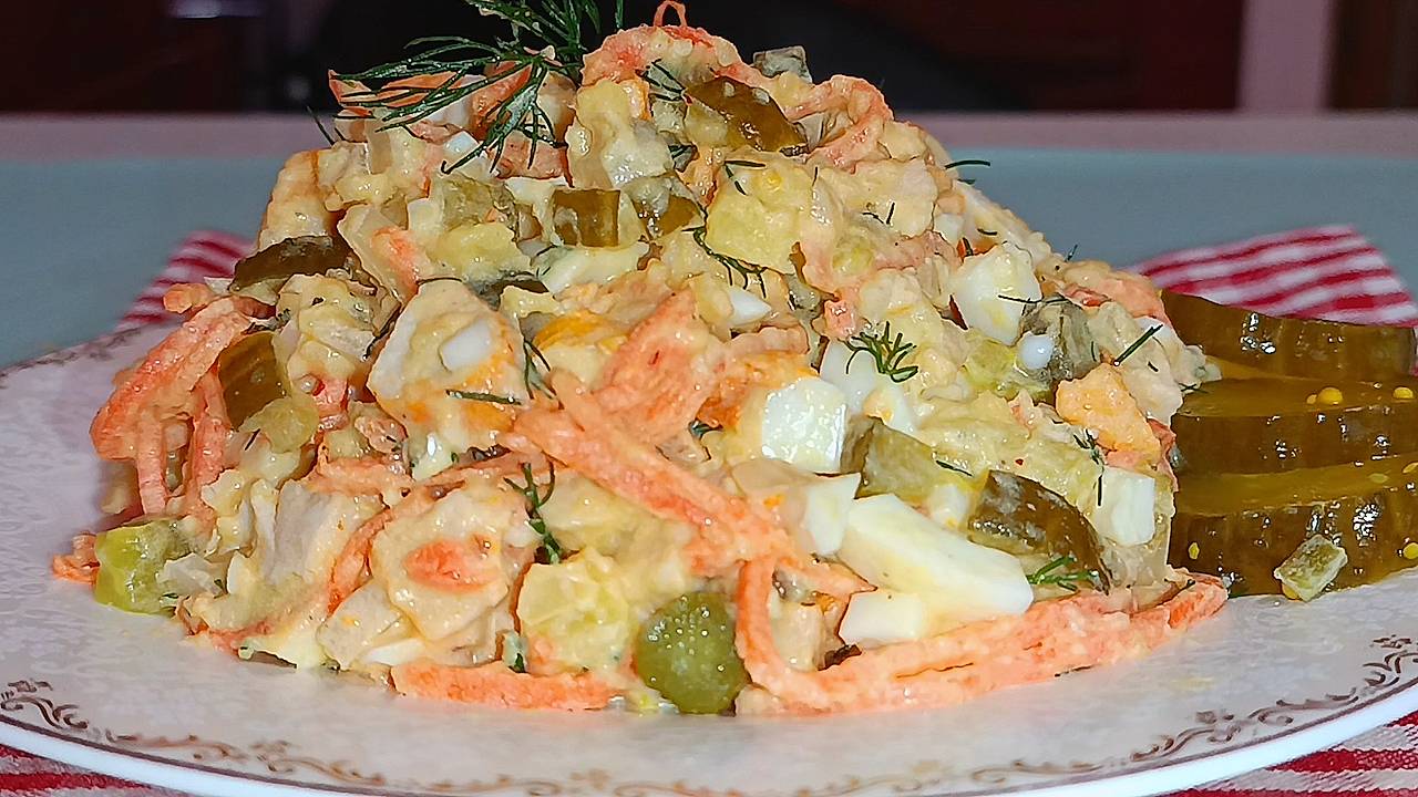 📌 Салат с копченой курицей, солеными огурцами, корейской морковью и картофелем смотреть онлайн