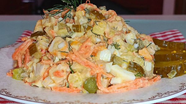 📌 Салат с копченой курицей, солеными огурцами, корейской морковью и картофелем