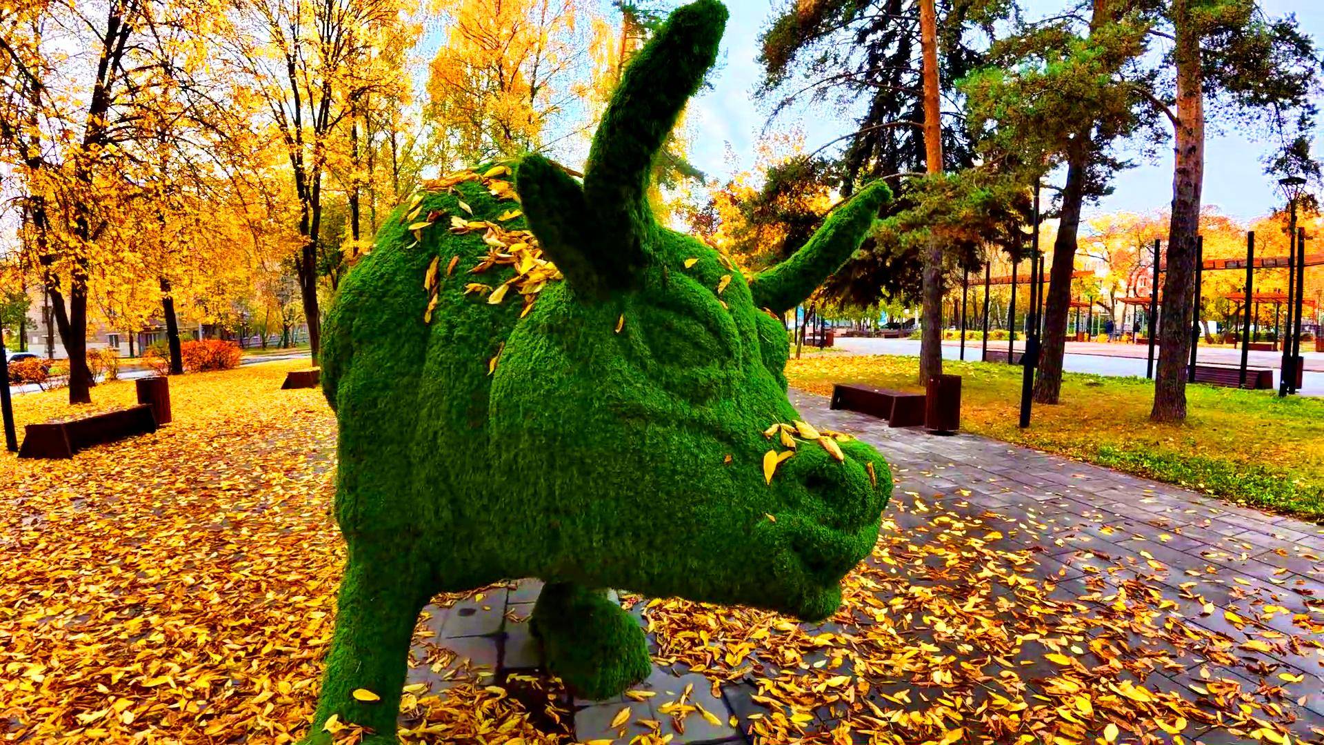 БЫК. Топиарная фигура в сквере. смотреть онлайн