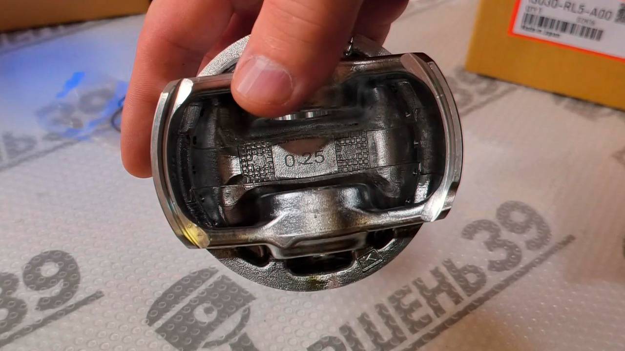 Так выглядит Поршень оригинальный на Хонда K24Z3 K24Z7 K24Z9