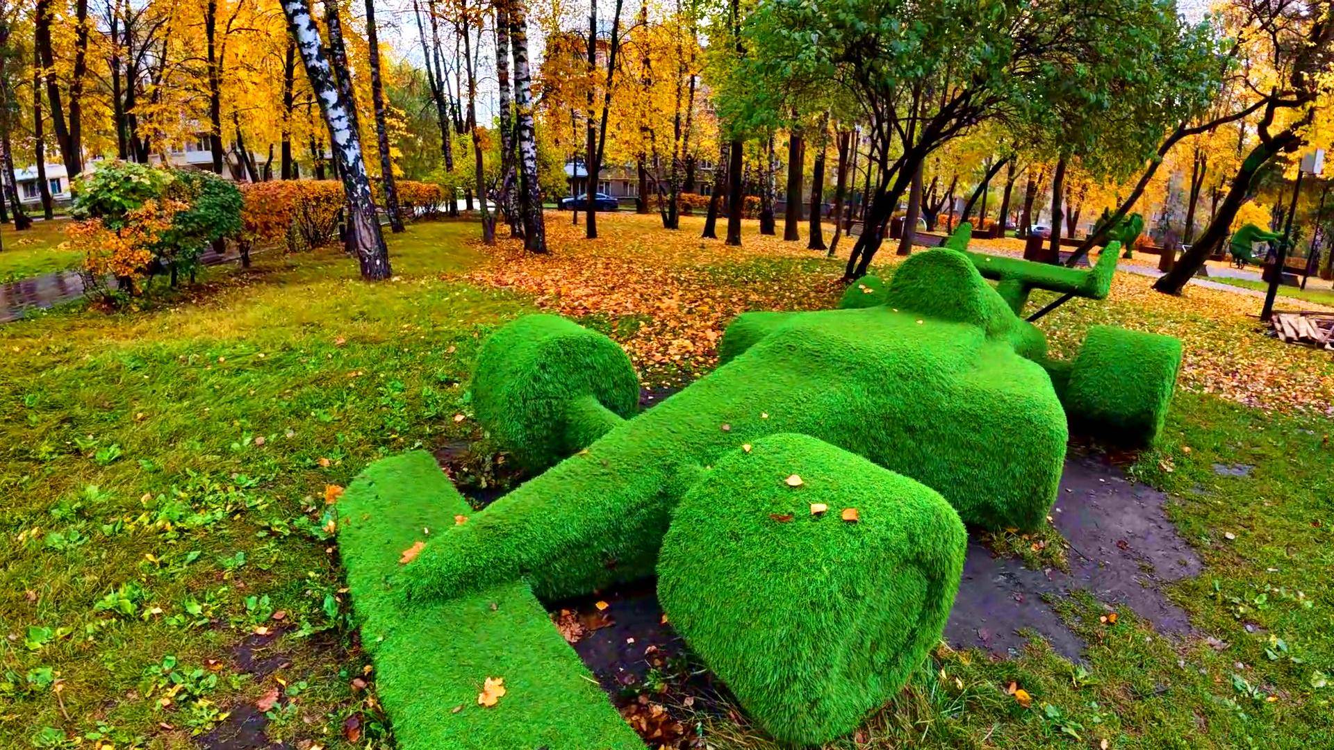 Гоночный болид. Топиарная фигура в сквере. смотреть онлайн