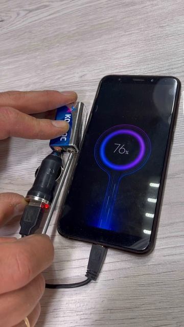 Зарядка телефона от обычной батарейки крона 😁 смотреть онлайн