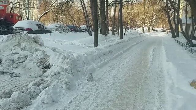 Нужно устанавливать против заезда грузовиков полусферы с радиомаяком__чтобы их не увозили с снегом