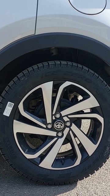зимние шины Pirelli Ice Zero 215/55/17 на Toyota Raize, Daihatsu Rocky