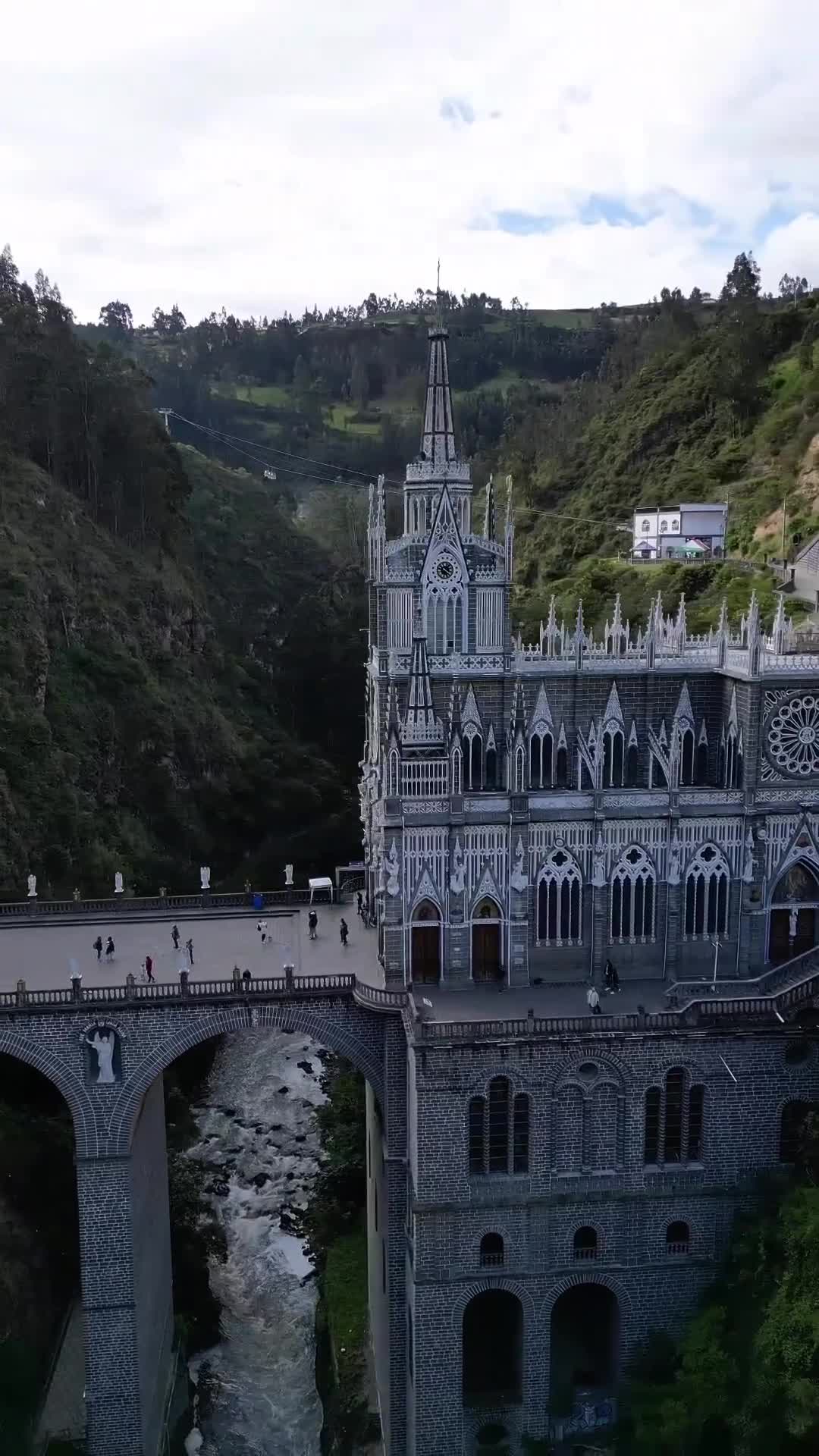 Церковь Лас-Лахас — это великолепное сооружение в Колумбии, которое возвышается над каньоном. Ее ... смотреть онлайн