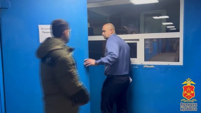 В Новокузнецке полицейские привлекли к ответственности иностранного таксиста-нелегала смотреть онлайн
