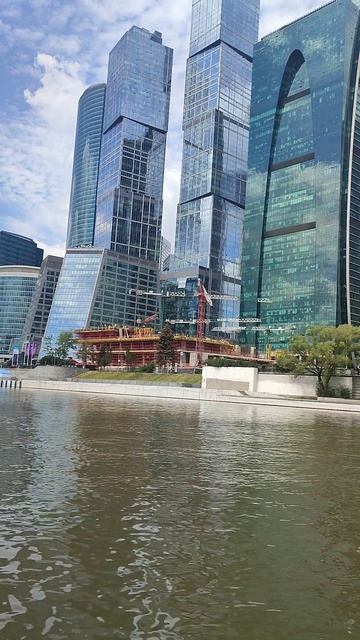 Прогулка по Москва реке на лодке ПВХ Звезда 360. Москва Сити вид с воды.