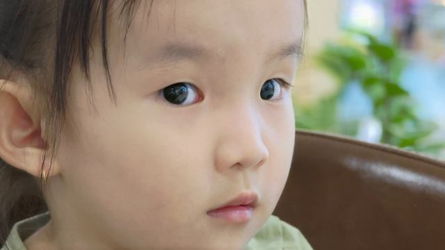 3-летняя девочка в метро Хошимина, Вьетнам