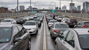 Движение на мосту в пробке: типичный городской затор, Йошкар-Ола, улица Герцена, октябрь