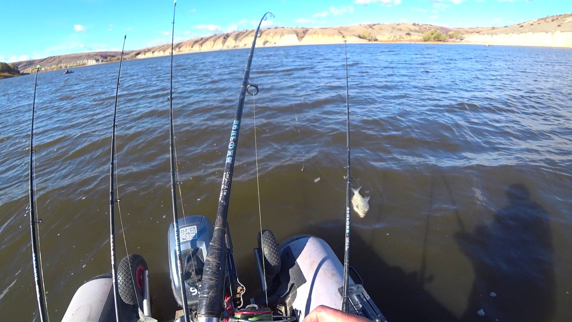 лещ на Дону с лодки на пучок червей его поиски по свалам и ямам #лещ #рыбалка #дон #фидер #донка смотреть онлайн