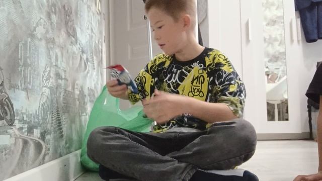 Распаковка вкусняшек.(maks live)