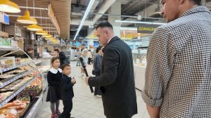 вSPARываем магазин с просрочкой. Куча тухлой выпечки, сыров и колбас. Neprovokator. Artem Wolf.