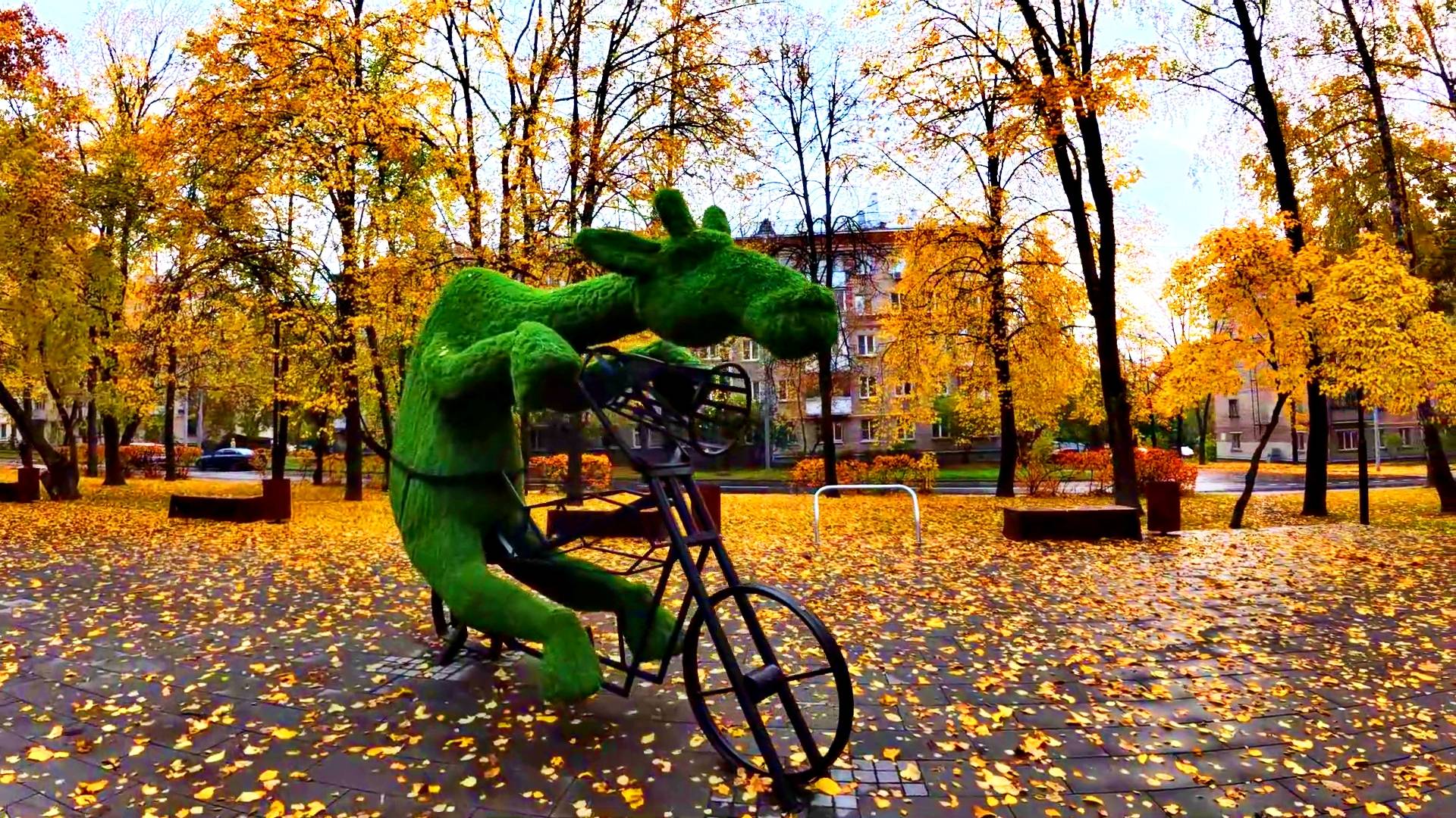 Жираф на велосипеде. ТОПИАРНЫЕ ФИГУРЫ В СКВЕРЕ. смотреть онлайн