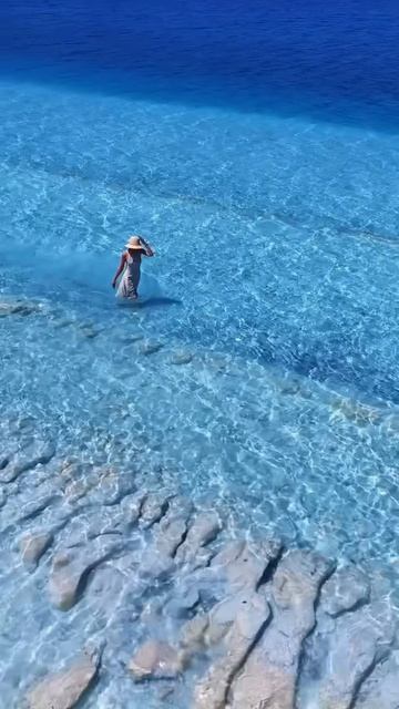 Озеро Салда в Турции порой сравнивают с Мальдивами из-за своей кристально чистой воды и белоснежн... смотреть онлайн