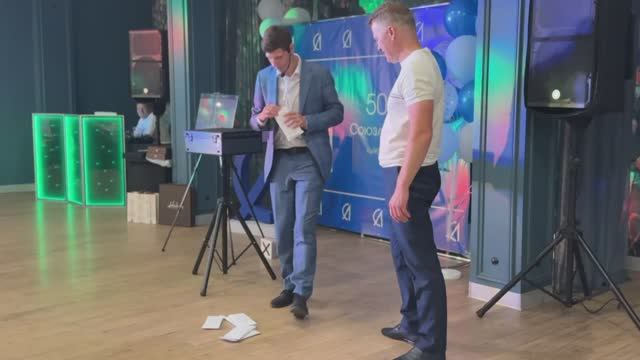 Разбивание телефона зрителя