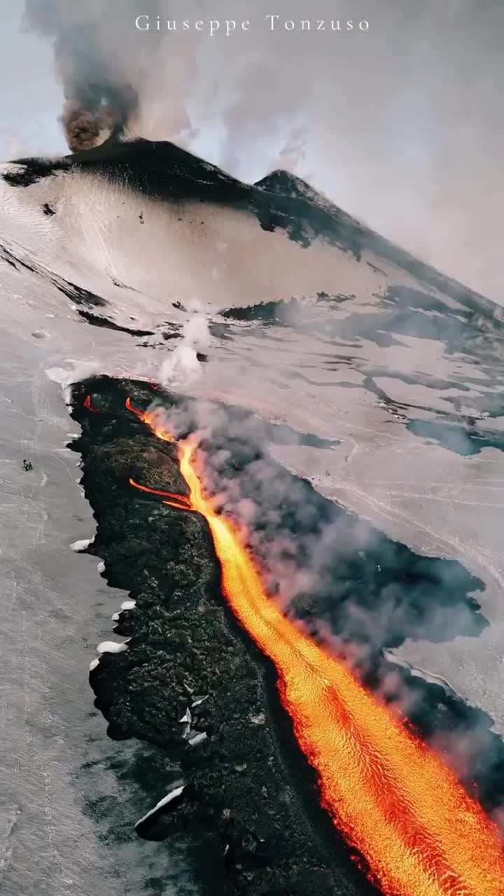 На склоне Этны можно увидеть потоки лавы, которые поражают своим видом и опасностью. Этот вулкан ... смотреть онлайн