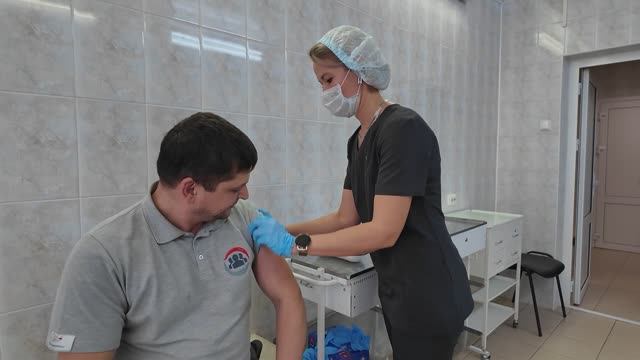 На ОЭМК и Лебединском ГОКе продолжается вакцинация сотрудников против гриппа смотреть онлайн