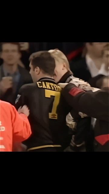 «Кристал Пэлас» и «Манчестер Юнайтед» Эрик Кантона нанес удар ногой болельщику. смотреть онлайн