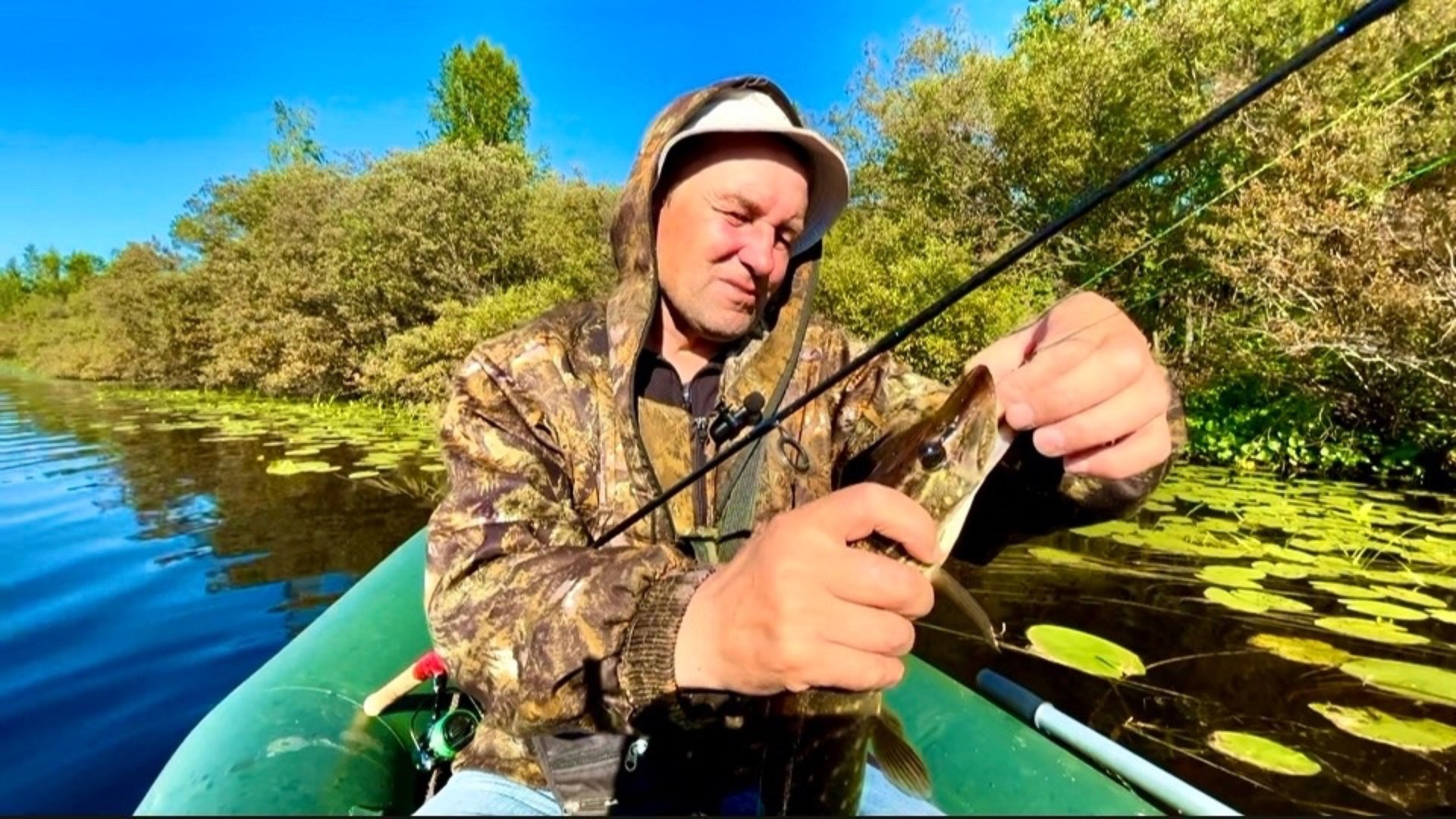 Щука. Рыбалка на лесном озере. смотреть онлайн