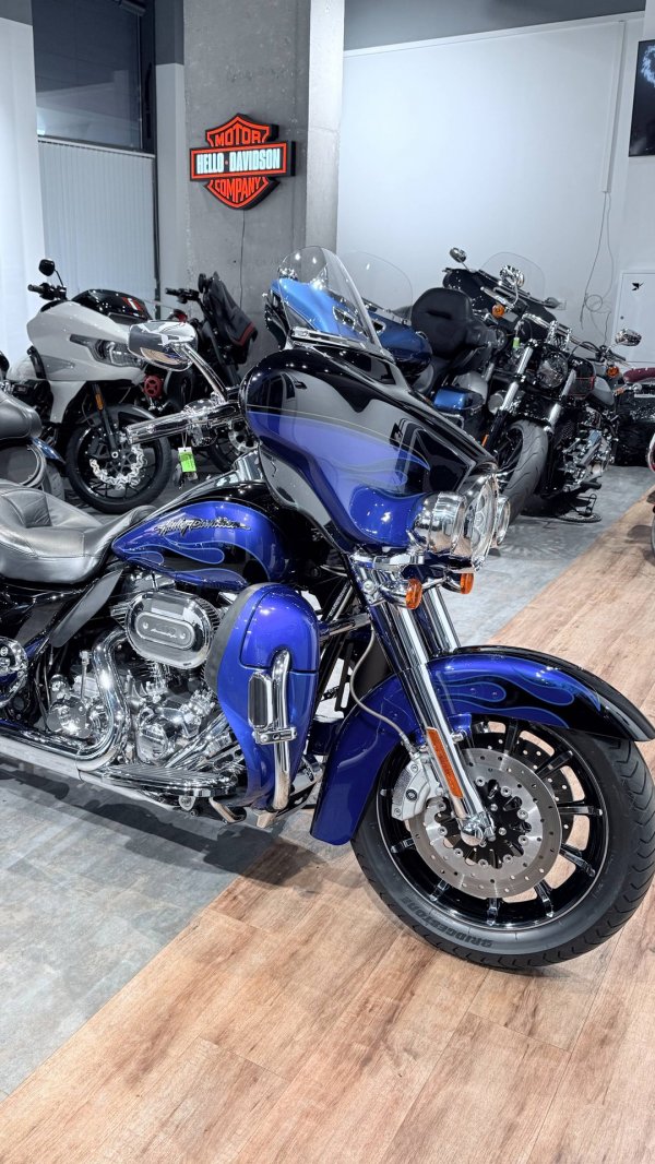 2011 CVO Electra Glide Twilight Blue Candy