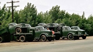 Ламповые кадры с грузовиками, автобусами и тракторами из СССР №16