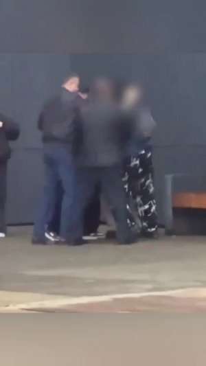 Несколько мужчин сняли с электрички зацепера на Курском направлении ж/д в Подмосковье и проучили его