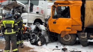 Грузовик протаранил 11 авто в Уфе, погибли два человека: кадры с места ДТП