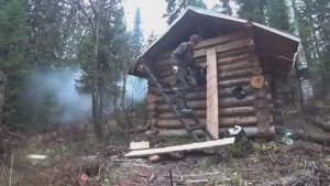 ЖИВУ ОДИН В ТАËЖНОМ ДОМЕ. ДОДЕЛАЛ ПОТОЛОК, ЗАКРЫЛ ФРОНТОН  СПАСАЮСЬ ОТ ДОЖДЯ В ЗИМОВЬЕ.