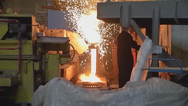 Профессионалы своего дела – сотрудники электросталеплавильного цеха ОЭМК смотреть онлайн