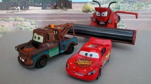 МУЛЬТИКИ ПРО МАШИНКИ 🚗 СМОЖЕТ ЛИ МАКВИН ВЫБРАТЬСЯ ИЗ ПАСТИ ОГРОМНОГО ДИНОЗАВРА?🦕 🚗🚗🚗