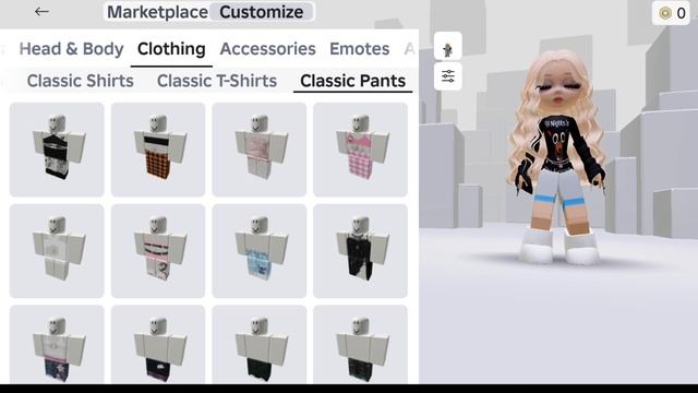 моя сестра создаёт мне скин в роблокс! шоооооок