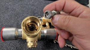 Замена внутренности ЭРВ при помощи топора.