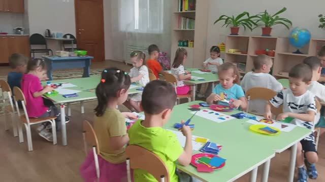 Аппликация по замыслу 15.10.2025 смотреть онлайн