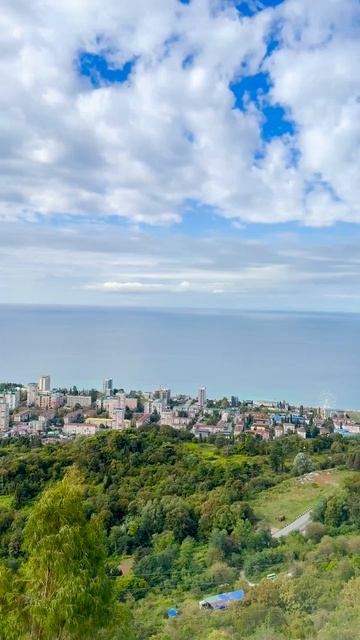 Панорамный видео-обзор курорта Гагра с одной из смотровых площадок 15.10.2025 смотреть онлайн
