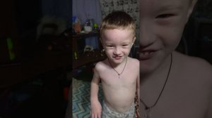 Максим играеца и кушает👈👈👈👍😁😁😁