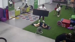 Девушка пришла в спортзал, чтобы привести себя в форму, но...уснула прямо на коврике спустя 5 минут