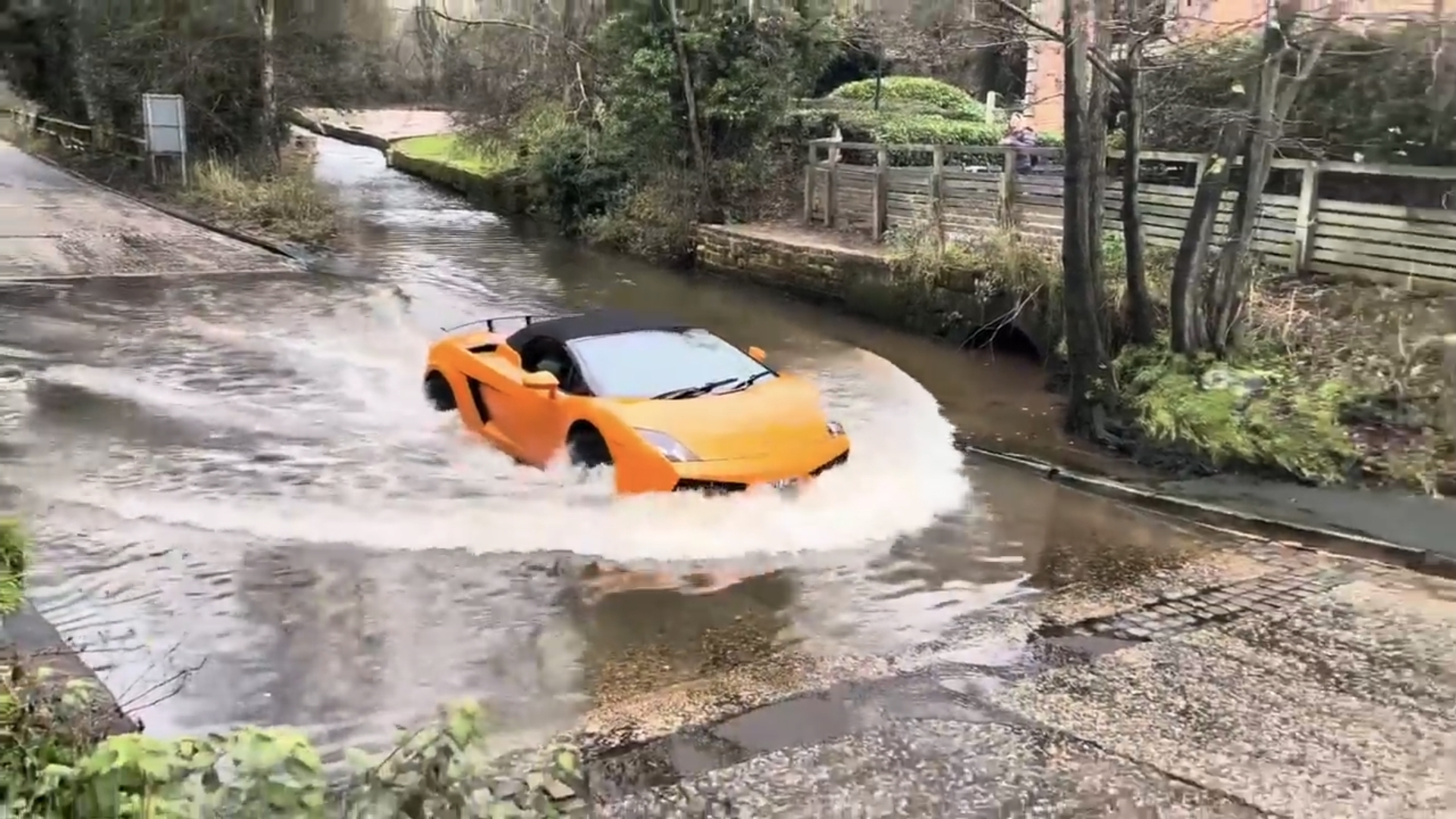 Ламборгини Галлардо едет через воду смотреть онлайн